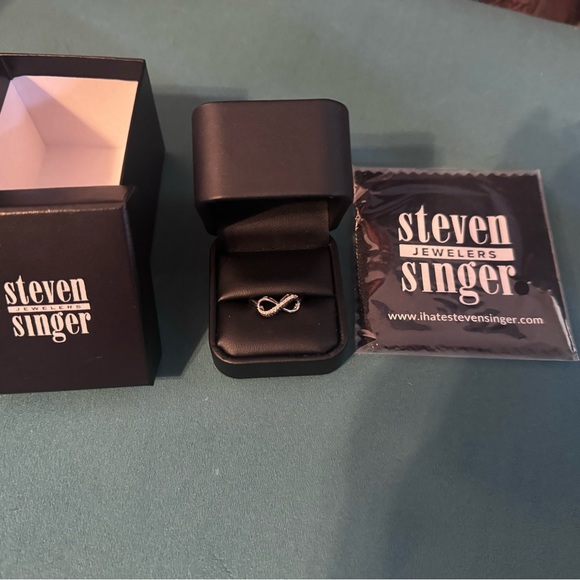 Size 8 Silver Legacy Infinity Ring with black and white diamonds - Picture 9 of 9